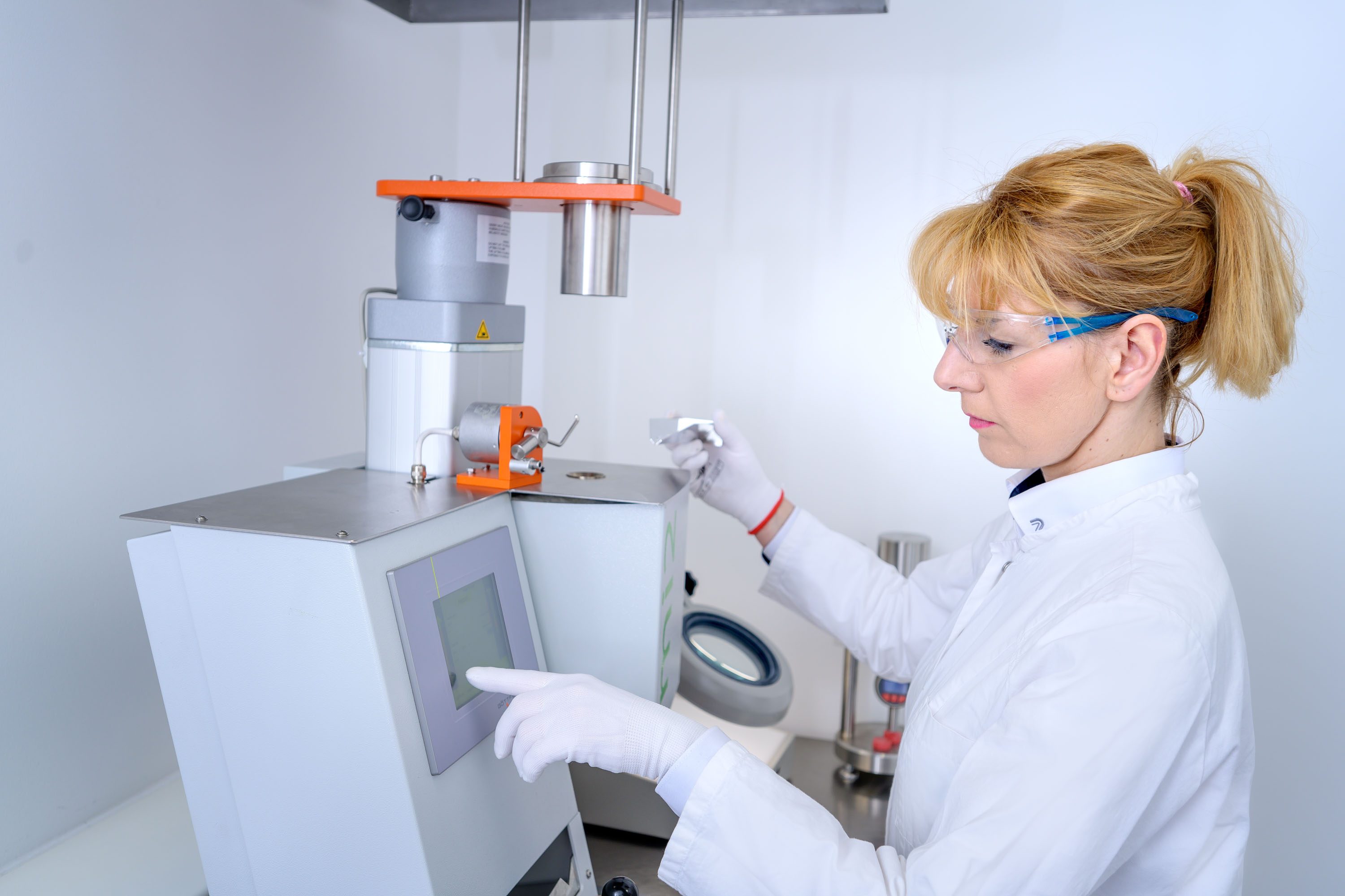 Photo of an APT quality control employee (MFR/MVR)