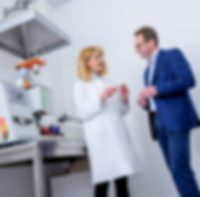 APT: Quality inspection with management Photo of the APT management in conversation with the APT quality control department