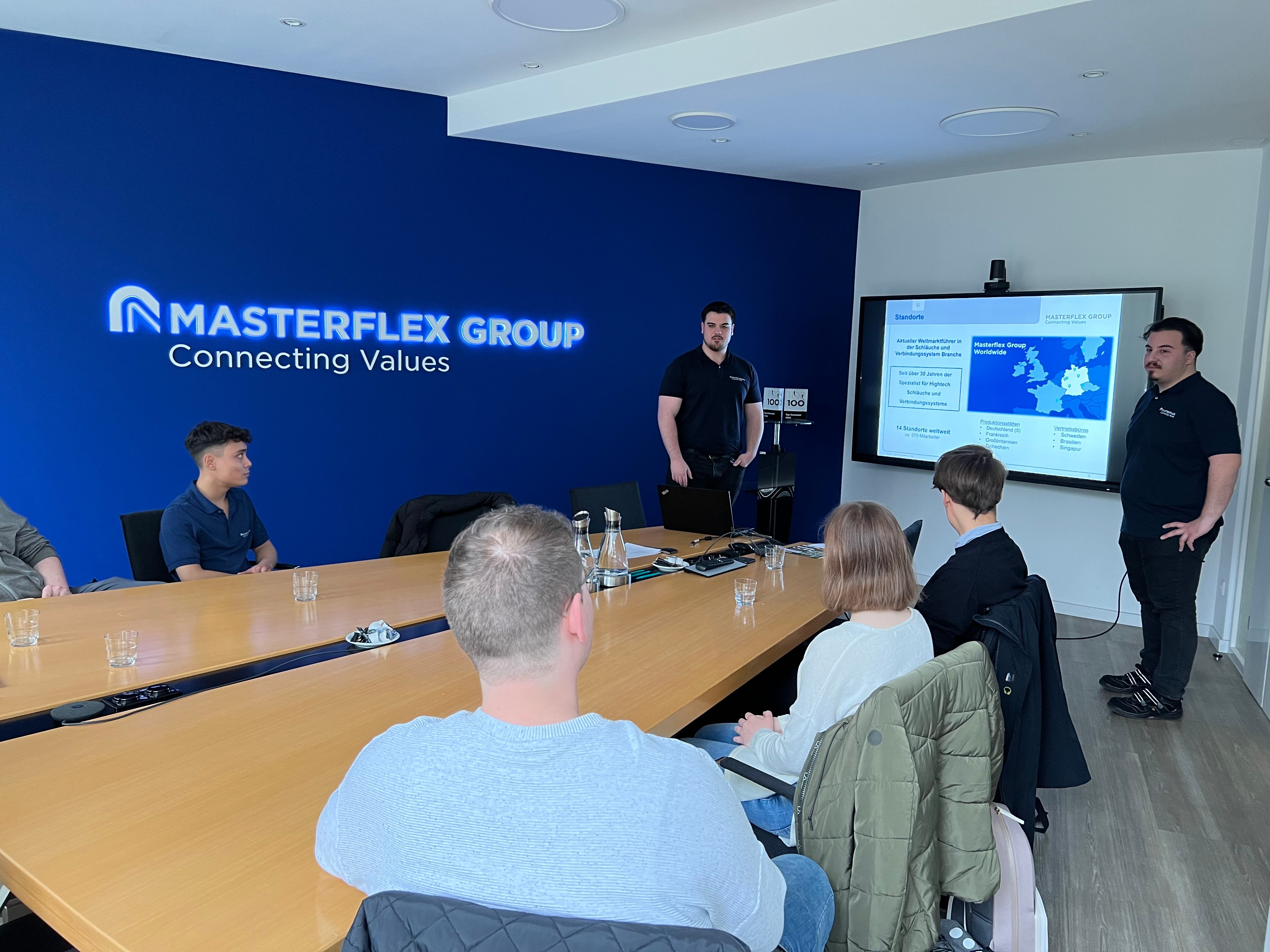 Masterflex Azubis bei einem Vortrag zu ihren Aufgaben