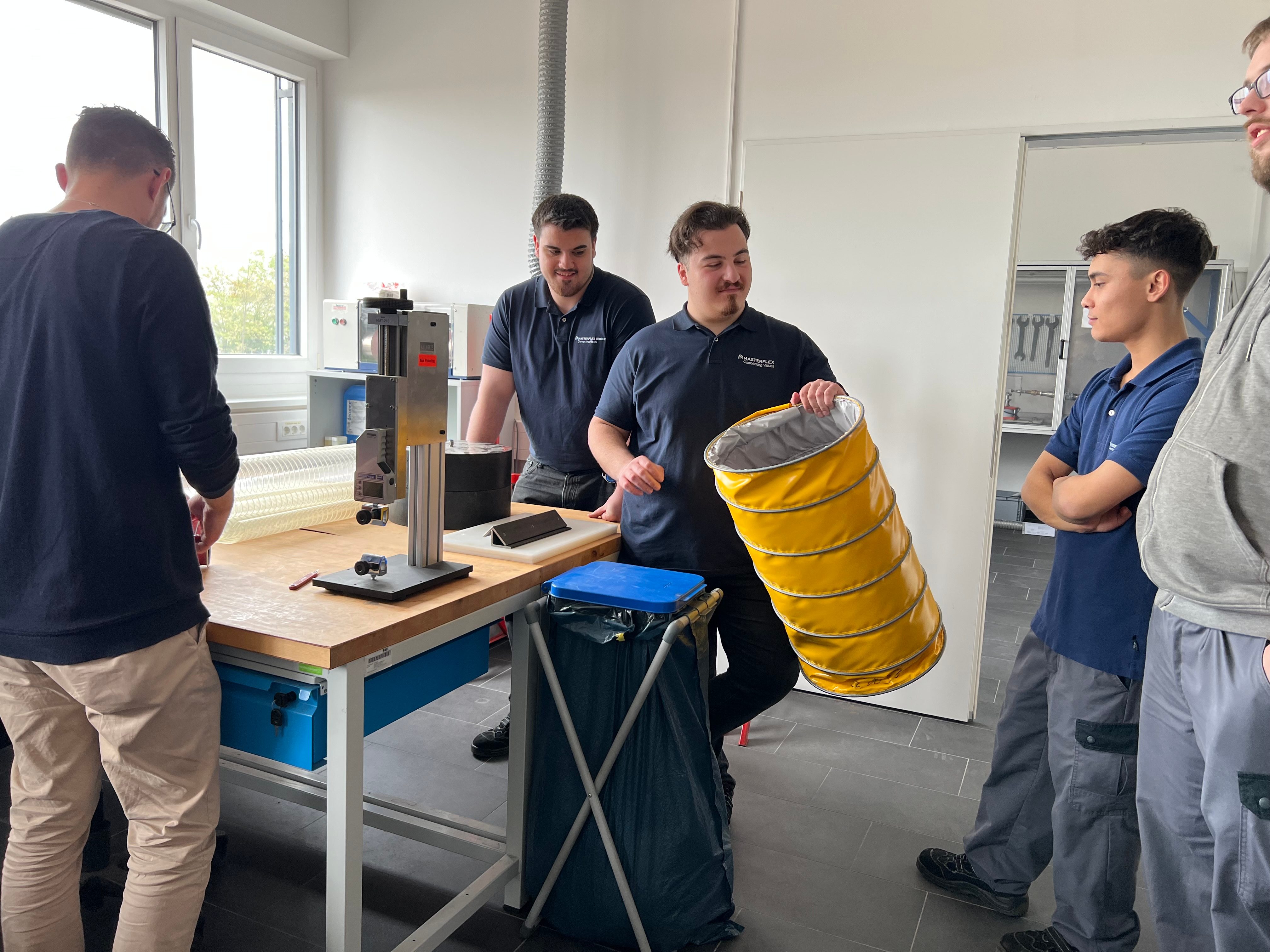 Azubis mit Beispielschlauch