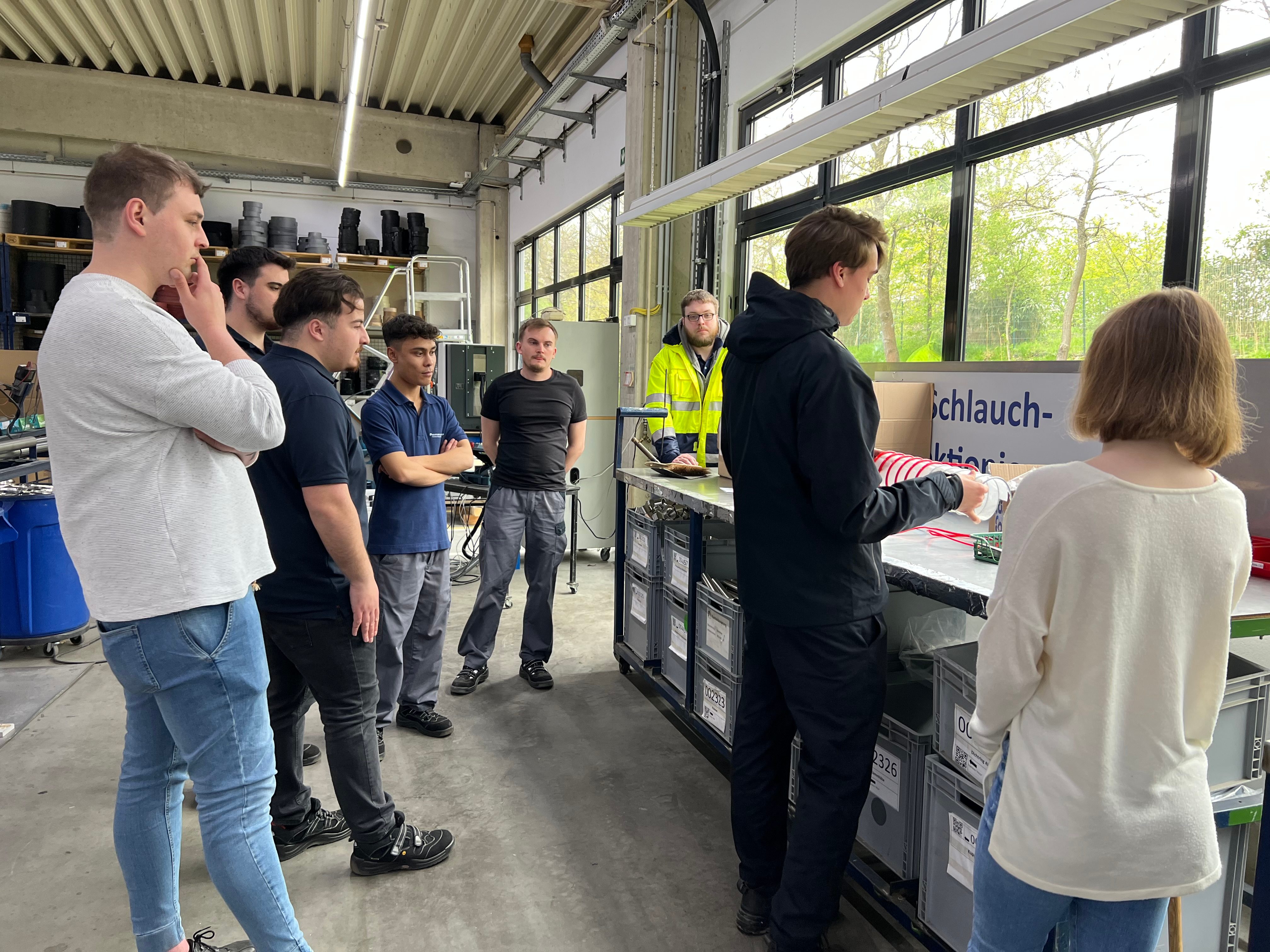 Beispielbild: Azubis erklären eine Schlauchkonstruktion