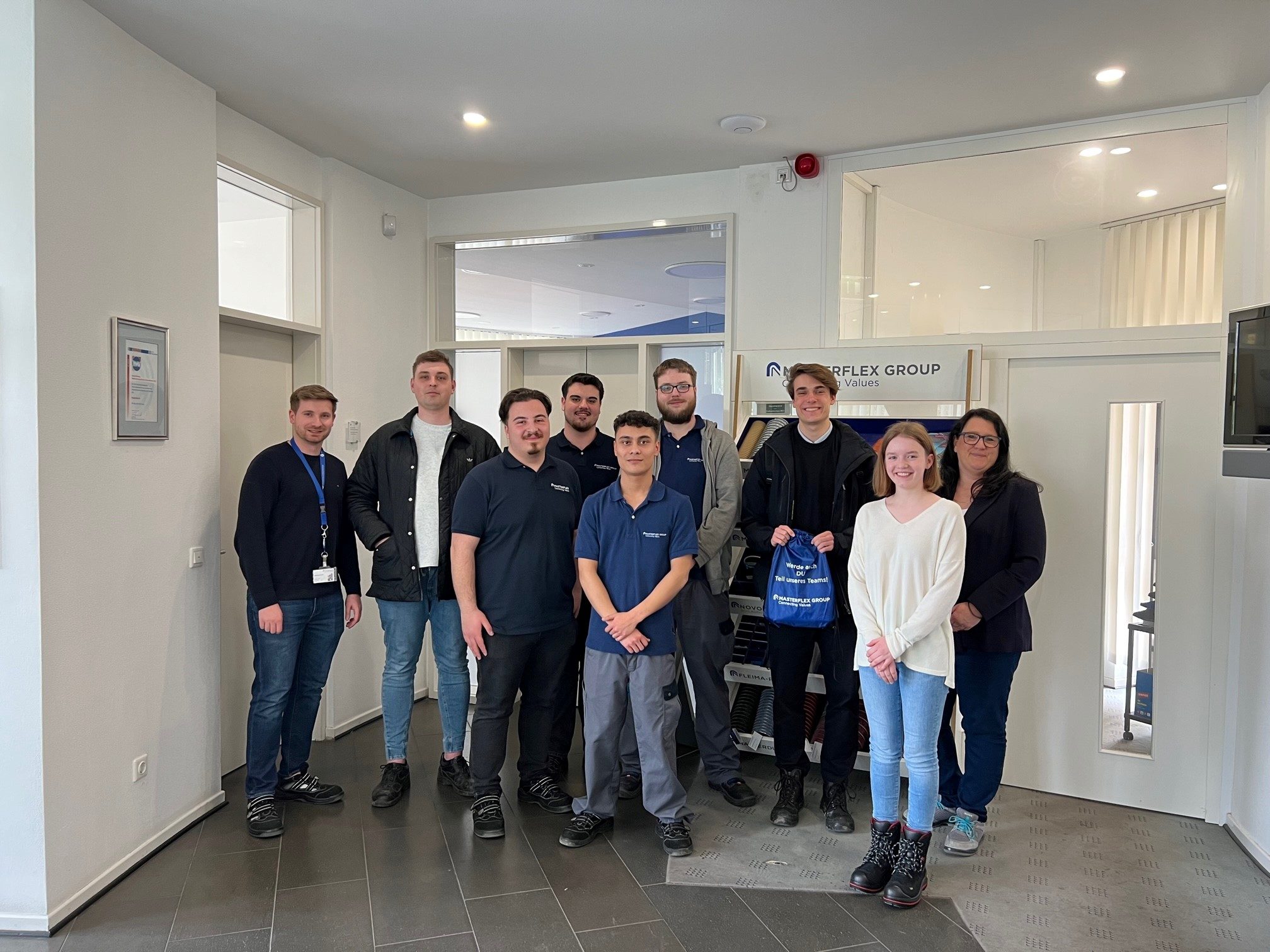 Gruppenbild: Azubis zusammen bei Masterflex