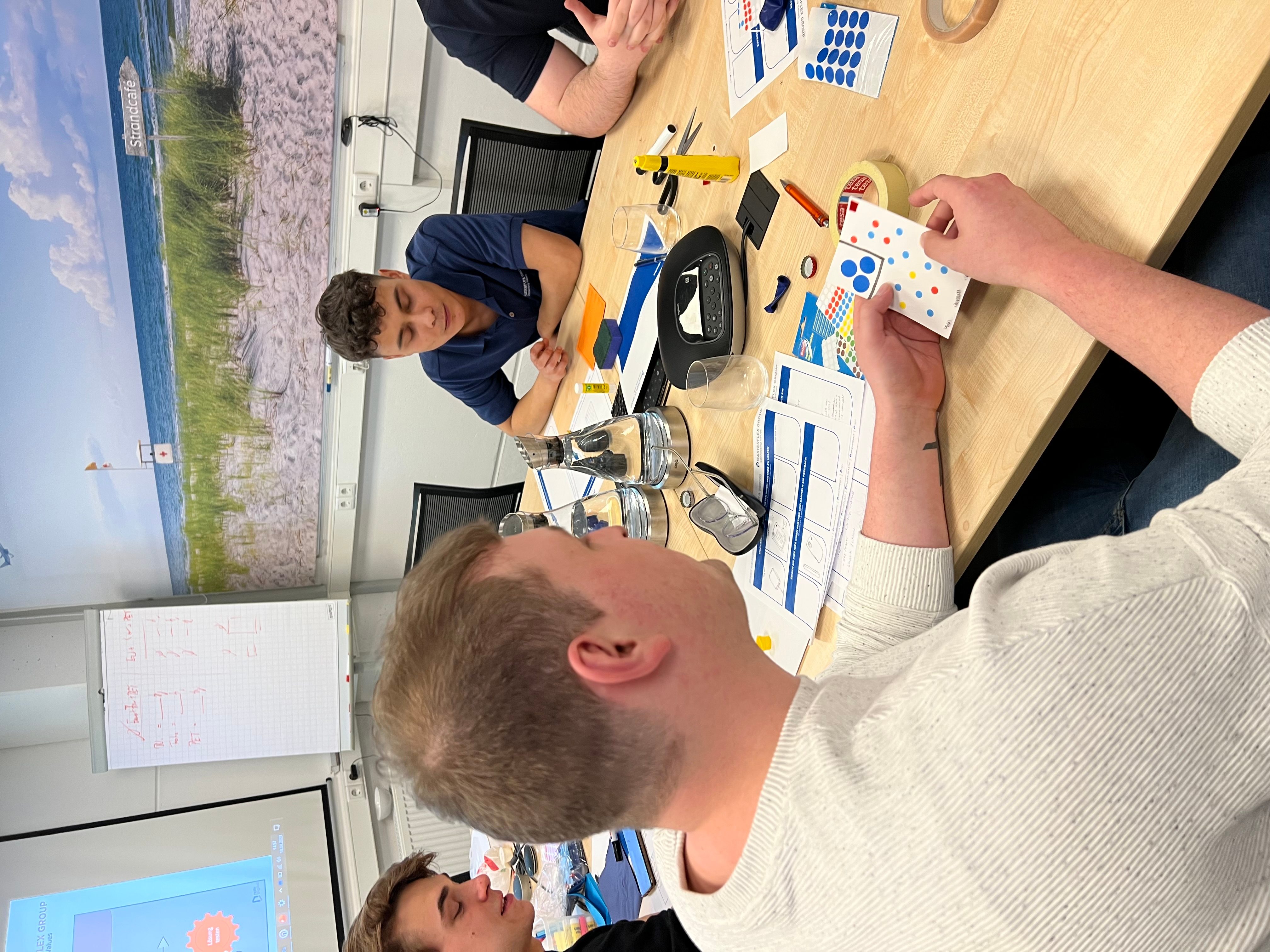 Azubis beim Austausch im Besprechungsraum