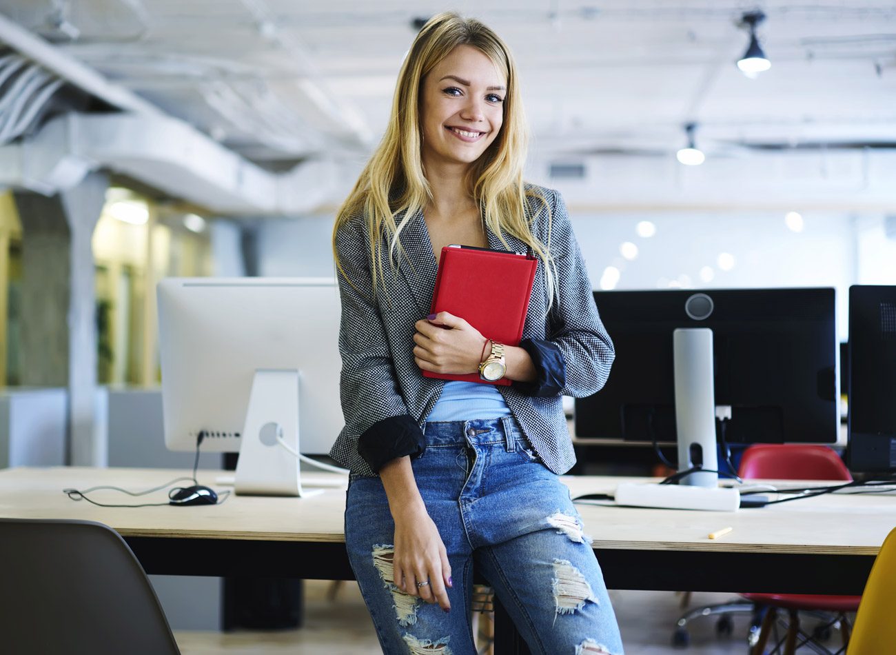 Beispielbild für Industriekaufmann/frau: Eine Frau steht im Büro  
