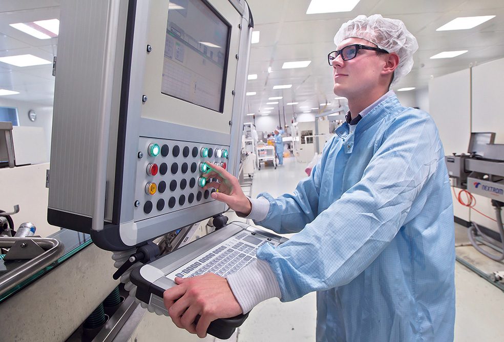 Beispielbild: Verfahrenstechniker an einer Maschine