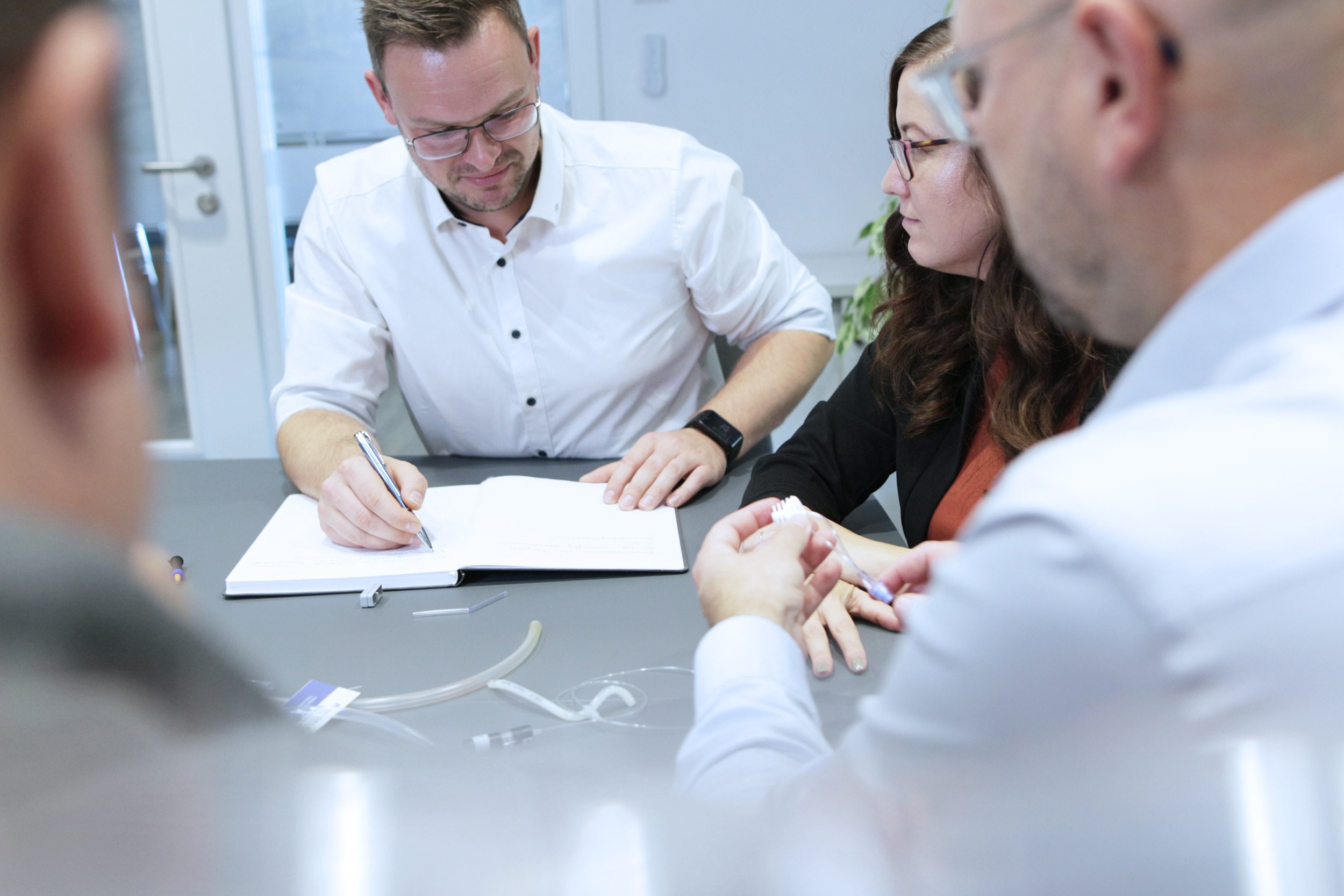 Moodbild: Gesprächsituation am Tisch
