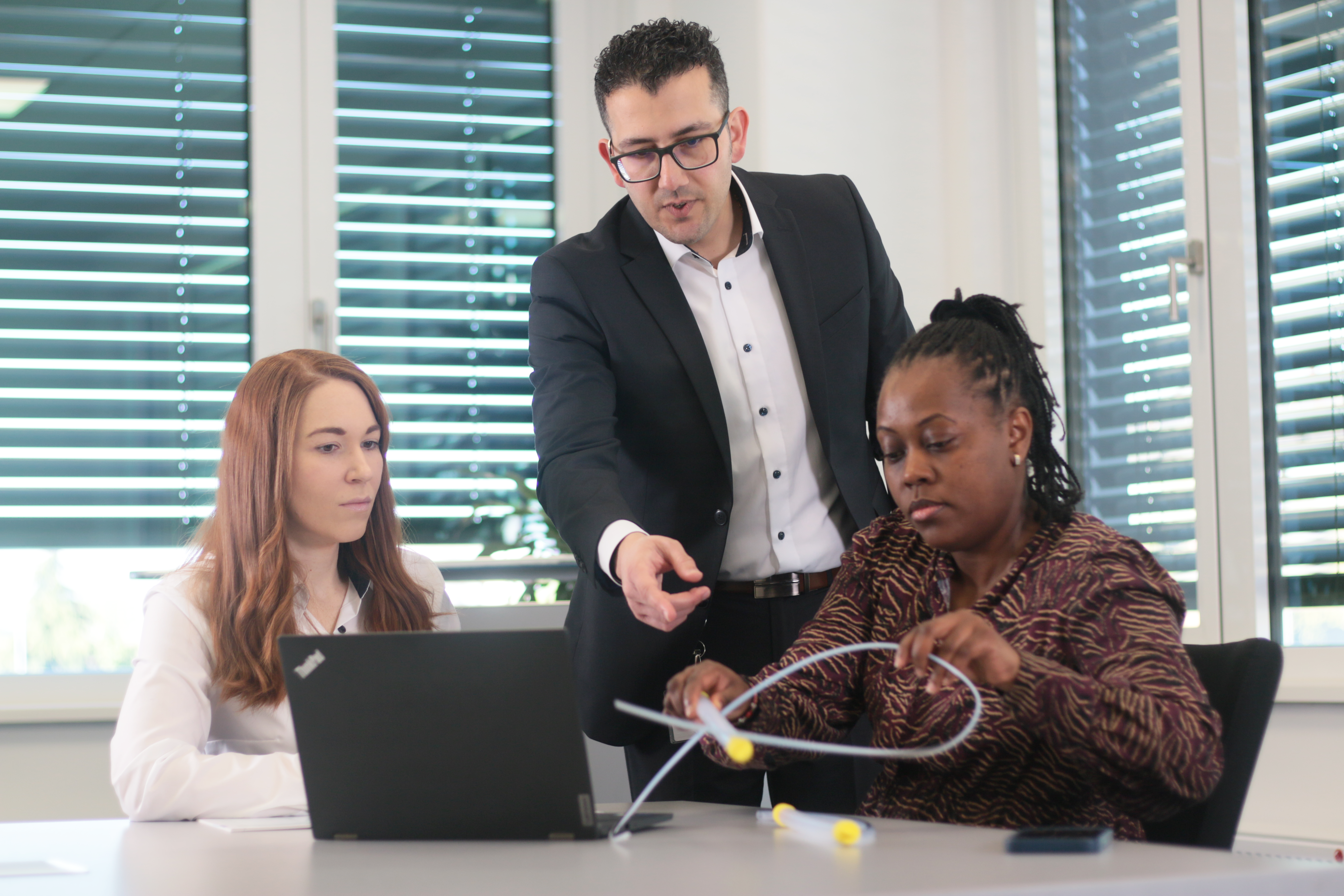 Gesprächssituation bei APT: Vanessa Mey, Giovanni Rossi, Eva Muraya sprechen über Lösungen für die Halbleiterindustrie