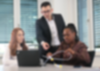 Vanessa Mey, Giovanni Rossi, Eva Muraya APT Halbleiterindustrie Schläuche Gesprächssituation bei APT: Vanessa Mey, Giovanni Rossi, Eva Muraya sprechen über Lösungen für die Halbleiterindustrie