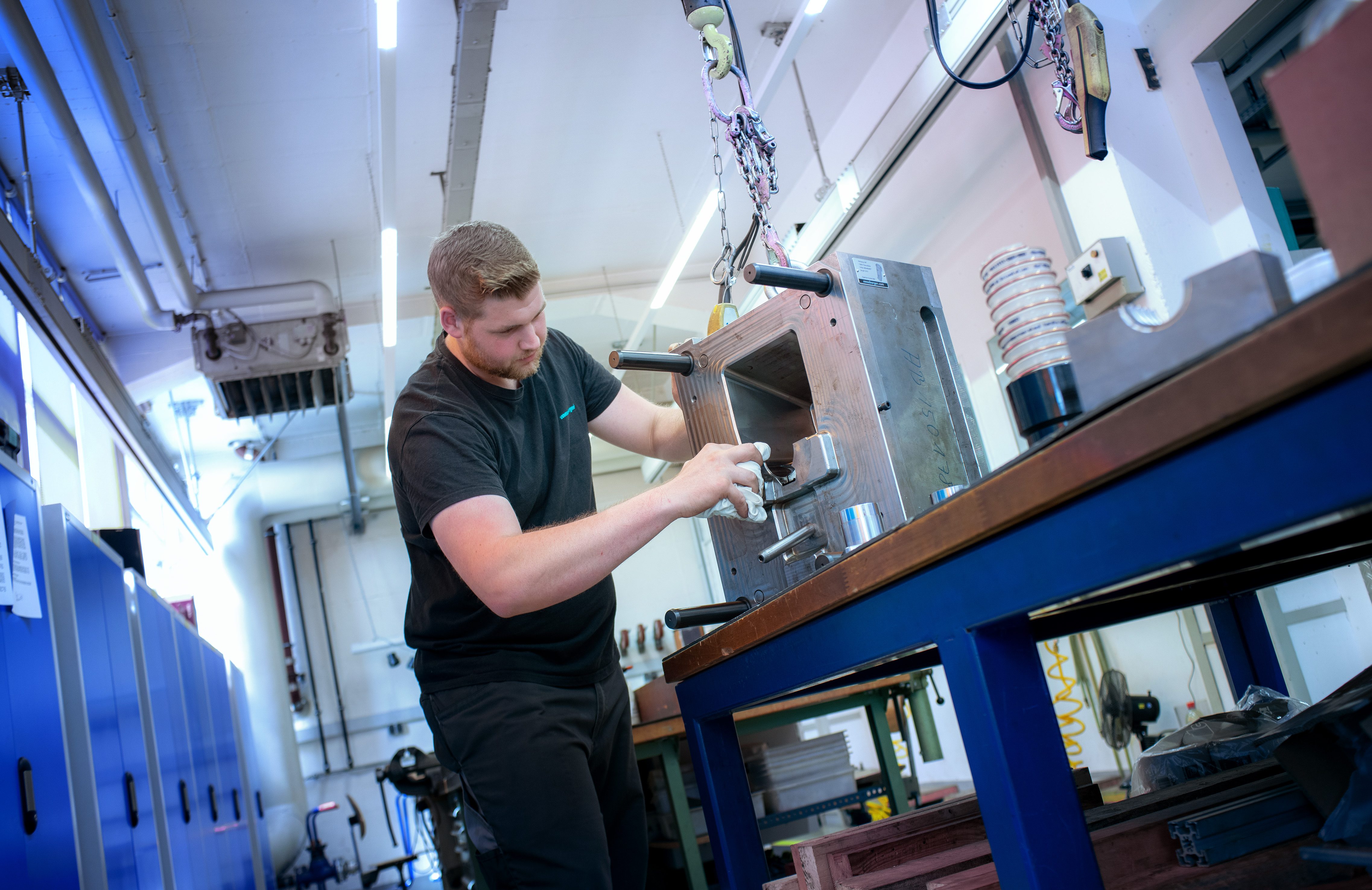 Mitarbeiter der Fleima-Plastic im Bereich des Werkzeugbaus für den Spritzguss bei der Arbeit
