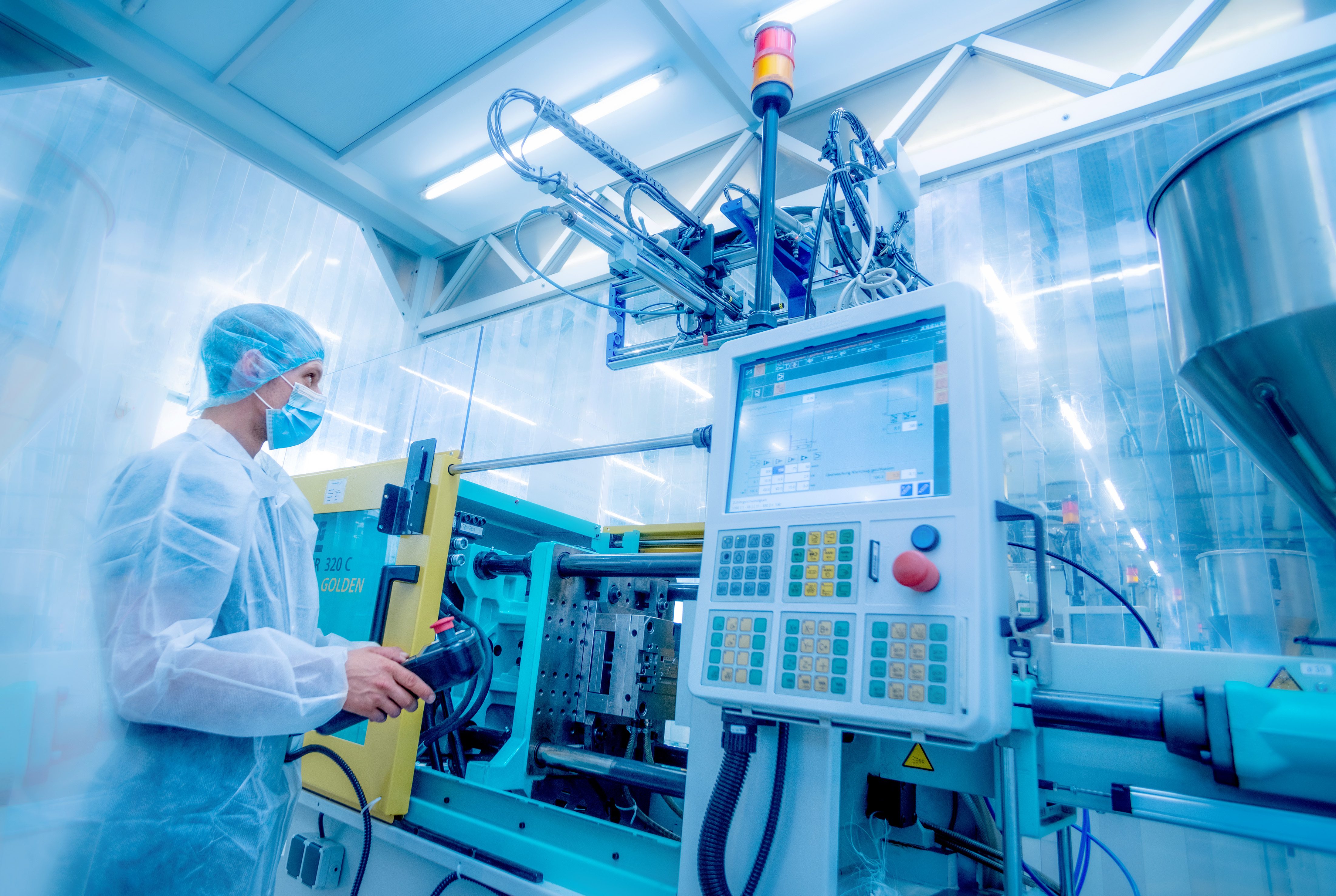 Situationsbeschreibung: Mitarbeiter in der Spritzguss Produktion