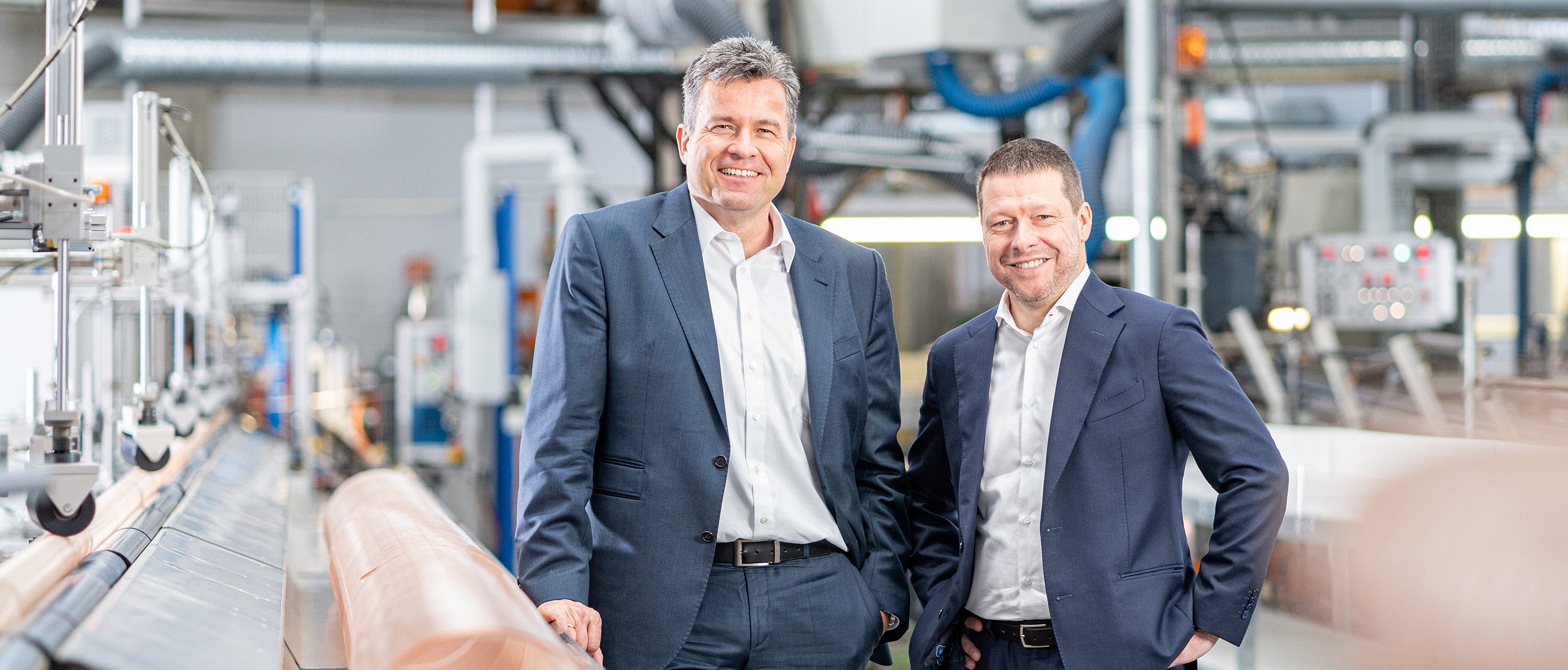 Personenfoto des Vorstandes der Masterflex Group in der Produktionshalle: Dr. Andreas Bastin und Mark Becks