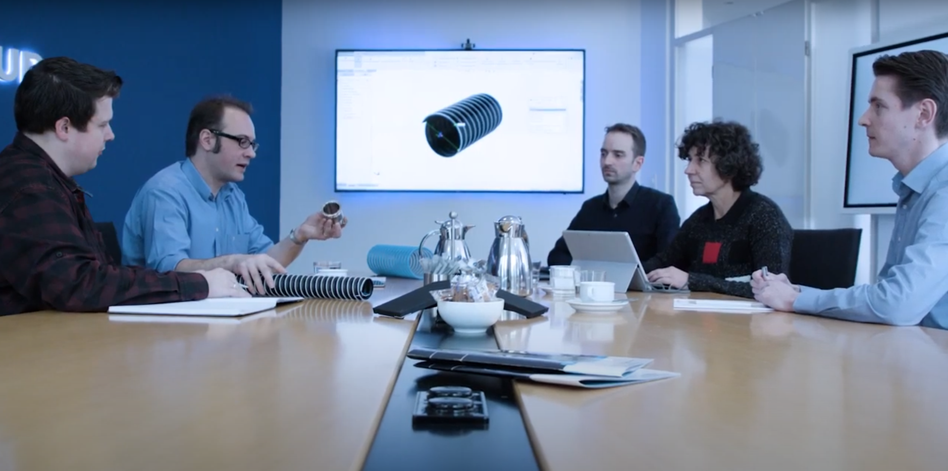 Mitarbeiter sitzen zusammen an einem Tisch