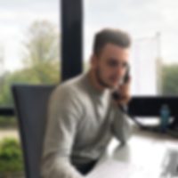 Ausbildung zum Industriekaufmann bei der Masterflexgroup2 Mann sitzt am Schreibtisch und telefoniert