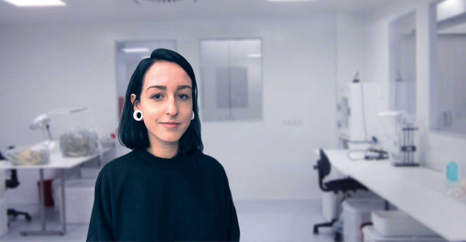 Frau lächelt in die Kamera