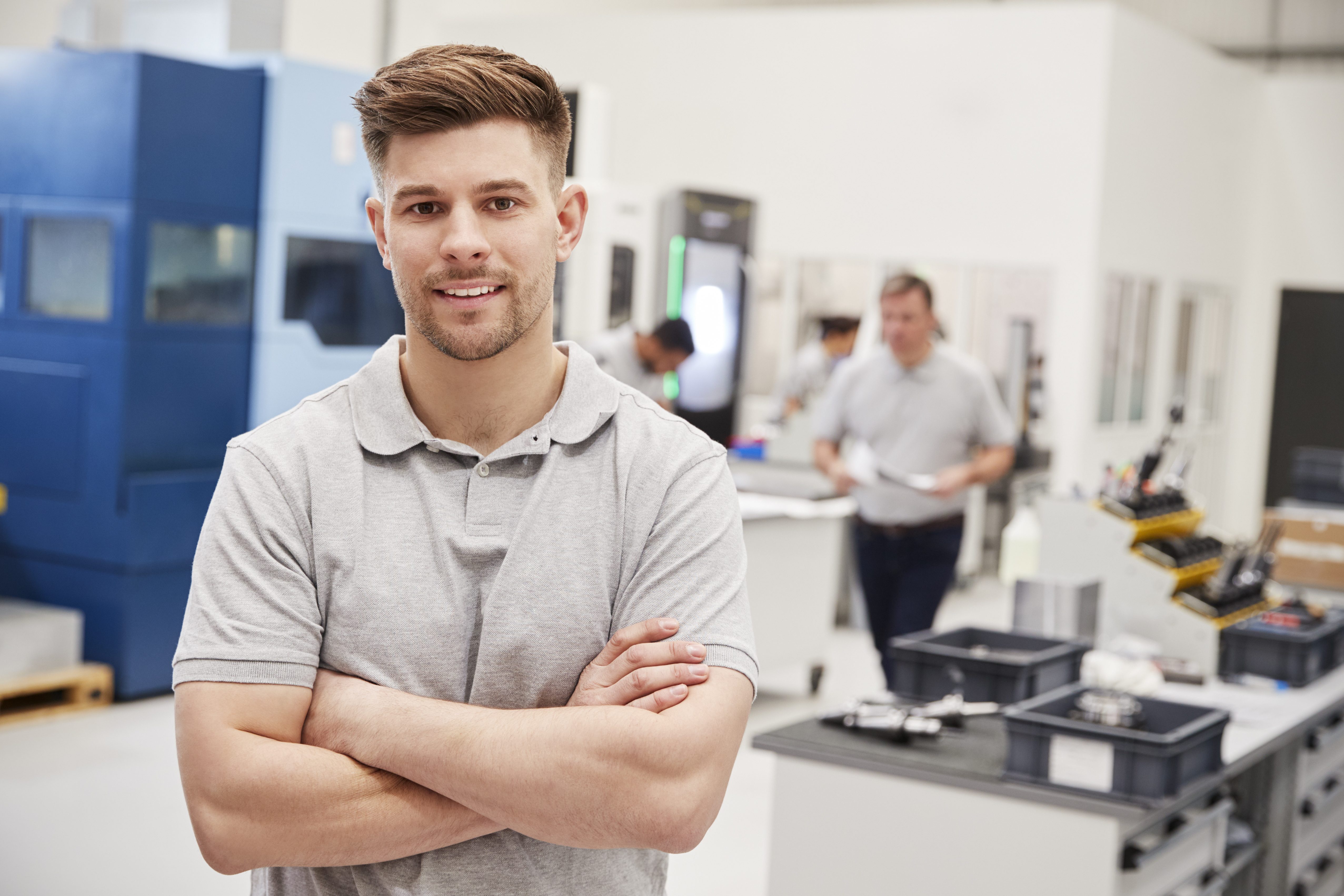 Ein Mensch steht mit verschränkten Armen