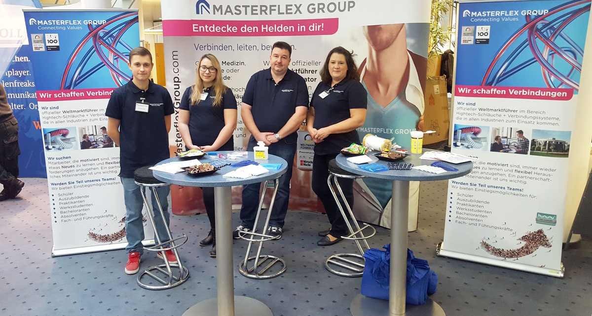 Vier Menschen stehen am Stand der Masterflexgroup auf der Azubimesse