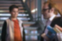 Markenbotschafter Markus Schreiner in der Schule Drei Menschen stehen sich gegenüber und reden miteinander