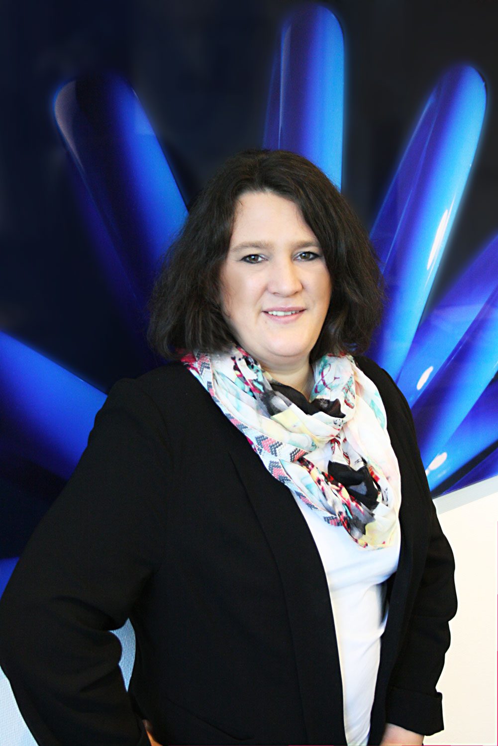 Frau lächelt in die Kamera