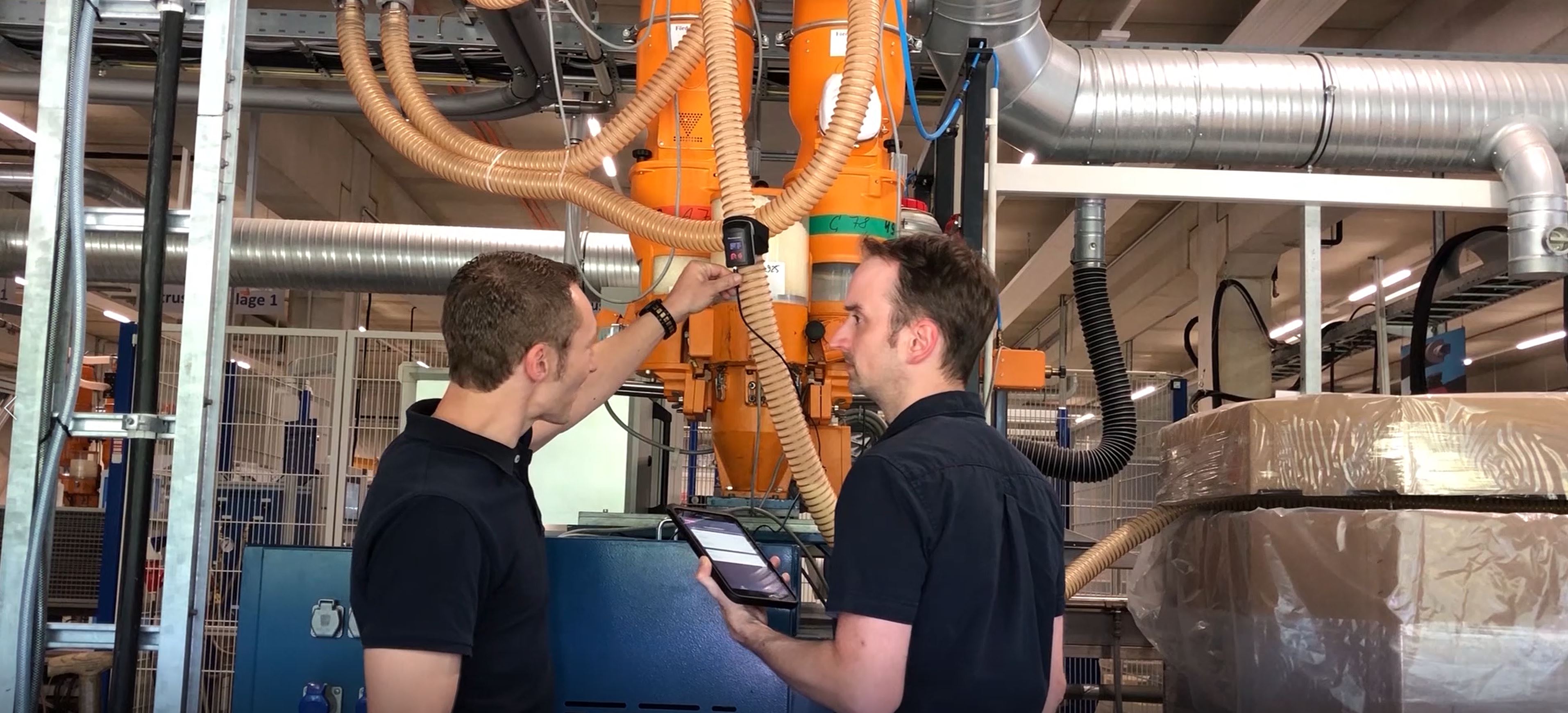 Masterflex Group Ingenieure konfigurieren den AMPIUS Datenlogger an einem Spiralschlauch