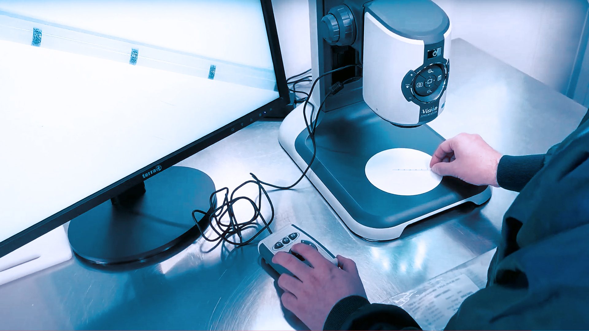 Novoplast Schlauchtechnik: laser marked tube under the microscope