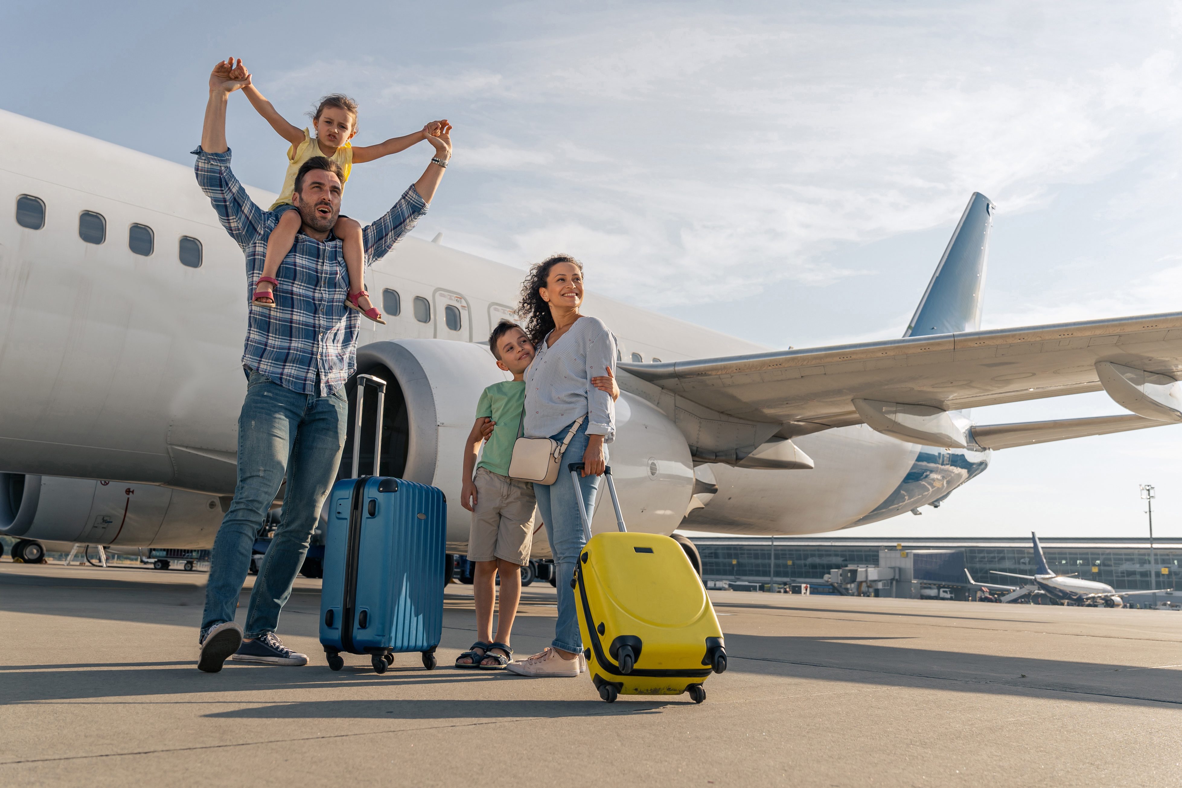 Masterflex Group Urlaubsstimmungsbild: glückliche Familie vor Flugzeug