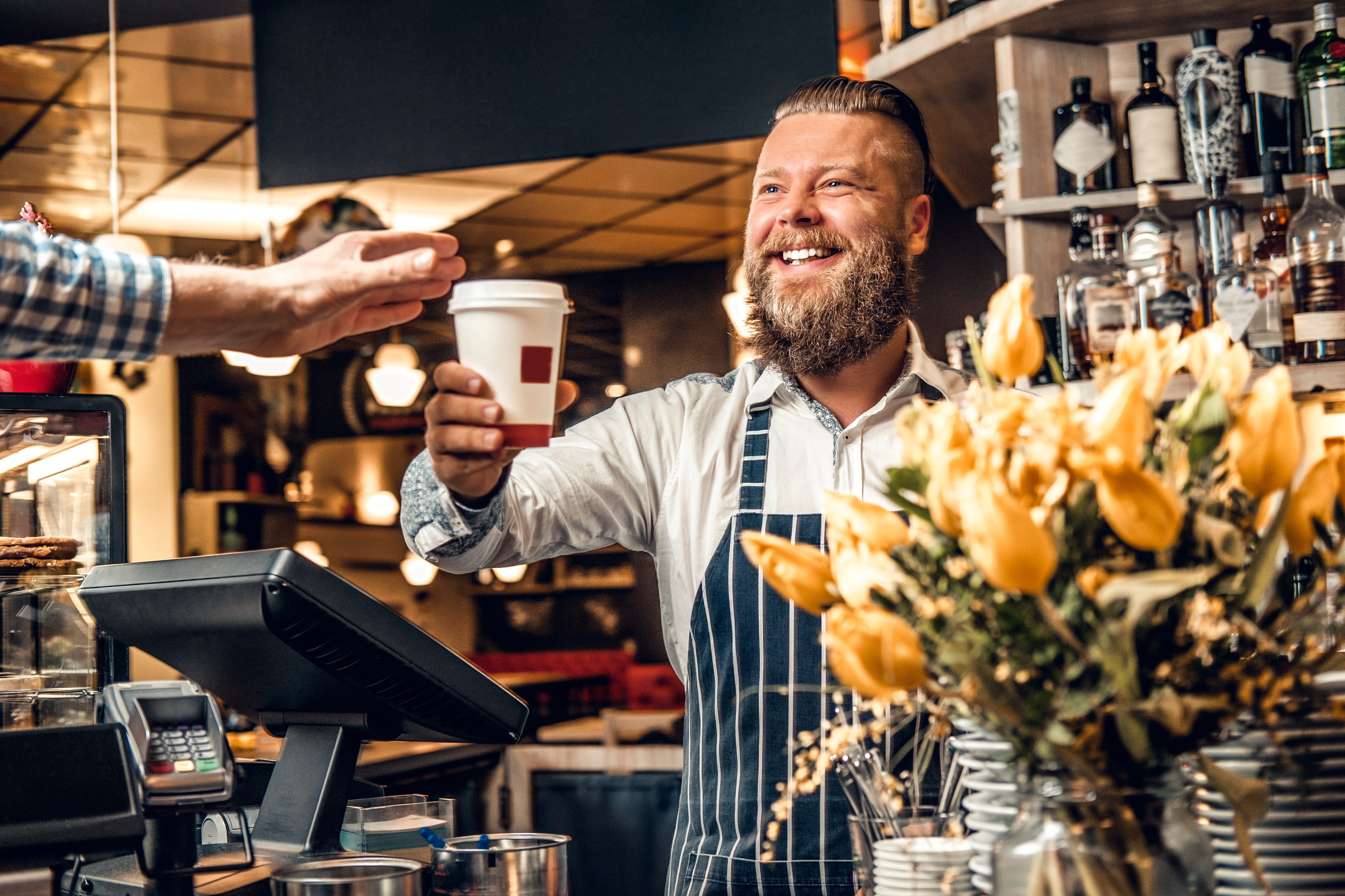 Masterflex Group Cafehouse-Stimmungsbild: Barista reicht Kaffee