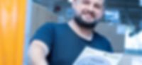 Fleima-Plastic Aufnahme Unternehmensnetzwerk Ein Mitarbeiter von APT mit einer Mitgliedsurkunde