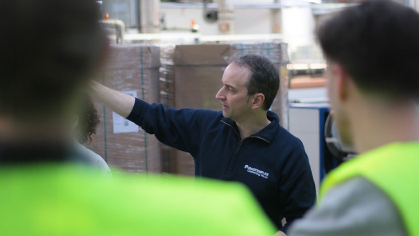 Teilnehmende des Circular Performer Emscher-Lippe bei einer Werksführung durch die Masterflex-Produktion in Gelsenkirchen.