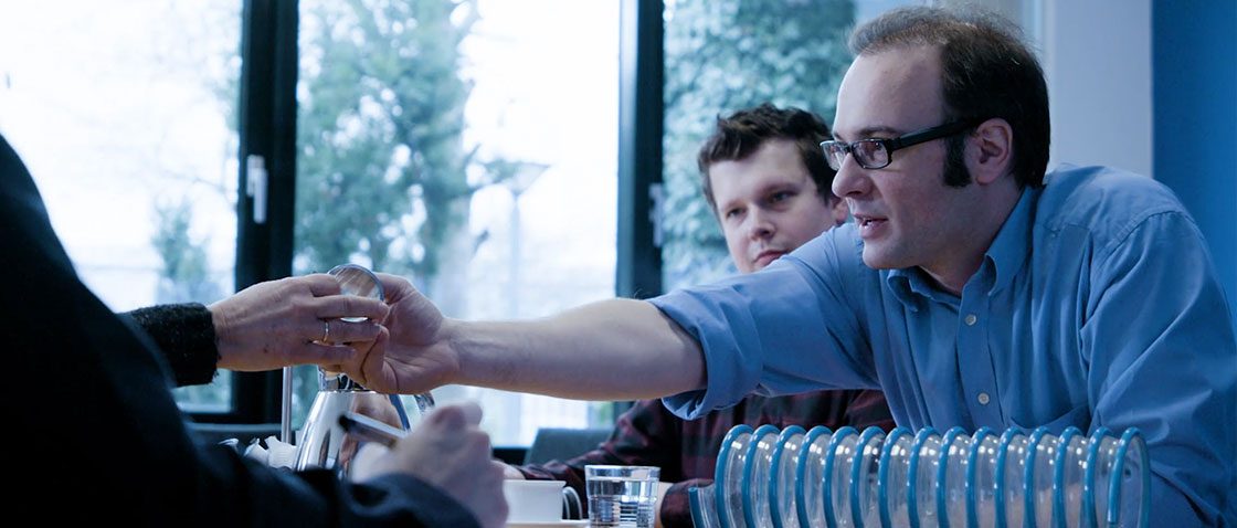 Bild: Mitarbeiter mit Schläuchen 