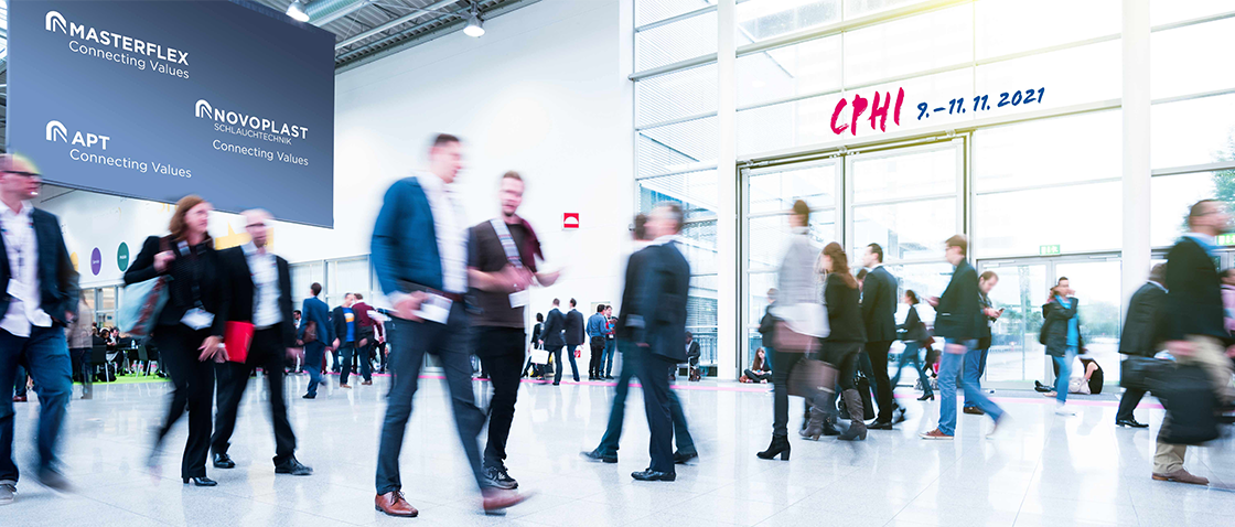 Messebesucher flanieren auf der CPhl Worldwide 