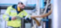 Masterflex Group kostenintensive Gefahren bei Lebensmittelschläuchen vermeiden Stimmungsbild: Ingenieur wartet Lebensmittelschläuche der Masterflex Group