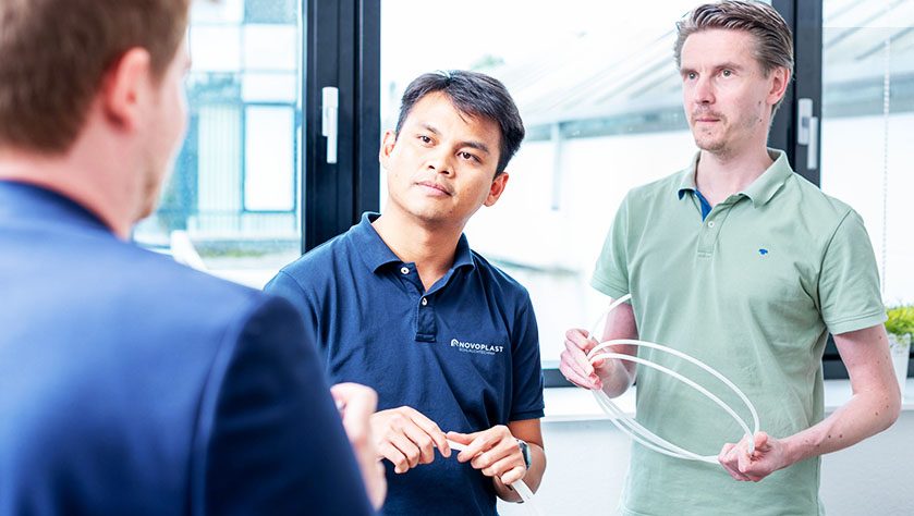 Techniker sprechen miteinander 