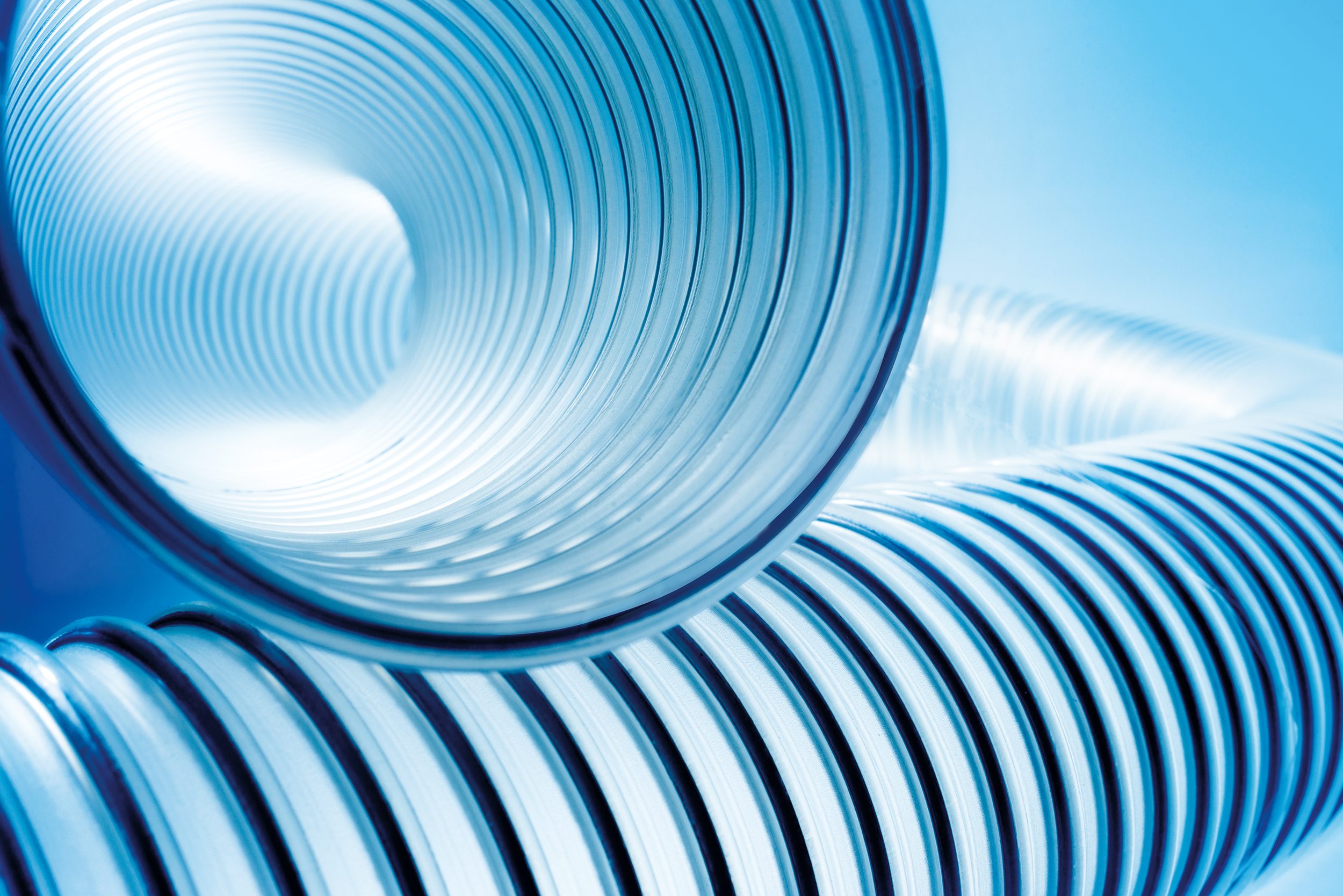 Ein Polyurethanschlauch längs liegend und die Öffnung des Schlauches ist sichtbar auf den liegenden Teil gelegt. 