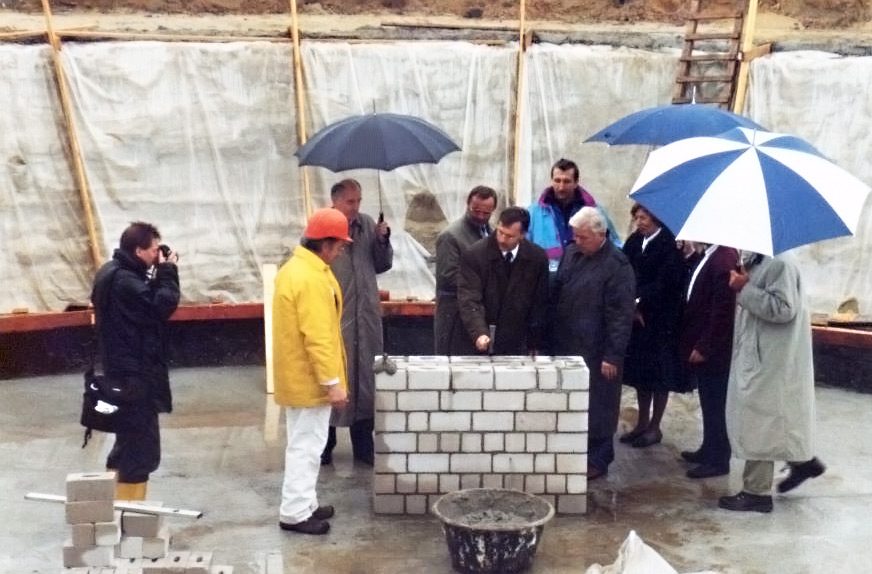 Masterflex Group, Masterflex: Grundsteinlegung mit Errichtung der ersten Grundmauern unter Teilnahme von offiziellen Vertretern der Stadt und der Presse