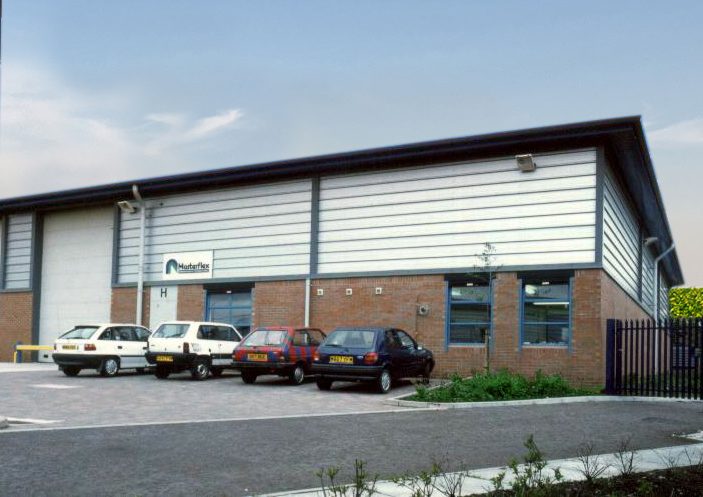 Masterflex Group, Masterflex Technical Hoses Ltd.: Aussenansicht des Firmengebäudes der neu gegründeten Tochtergesellschaft Masterflex Technical Hoses Ltd., mit Firmensitz in Großbritannien, im Gründungsjahr 1996 