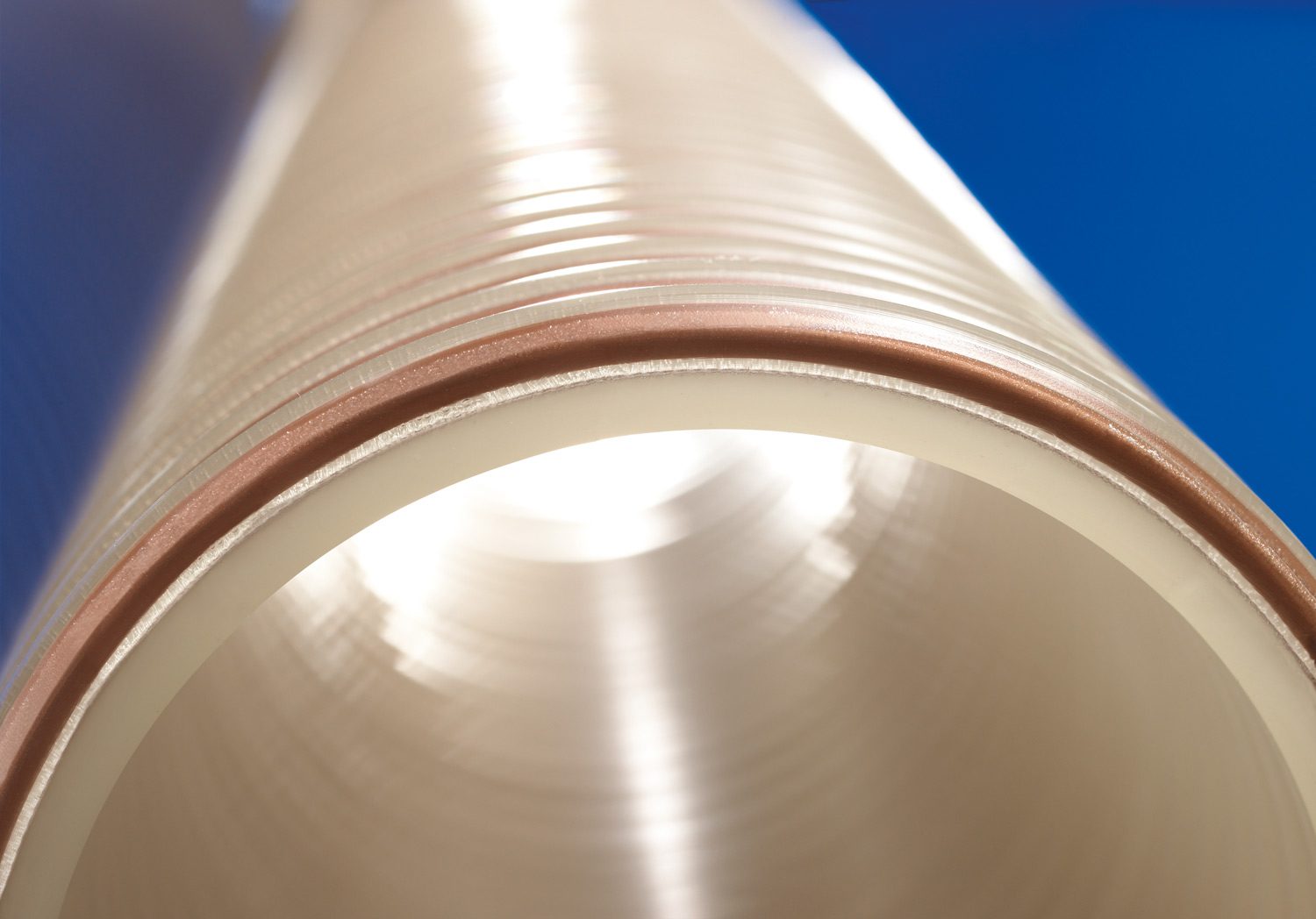 Masterflex Group, Masterflex: Produktabbildung des neuen Master-PUR Inline Schlauchs mit seiner nahtlos glatten Innenauskleidung ,für hoch abrasive Fördergüter