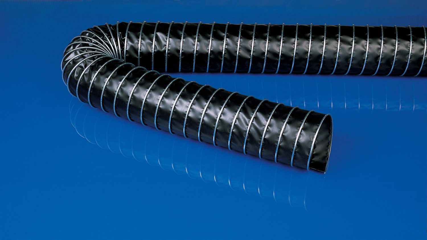 Masterflex Group, Masterflex: Abbildung des neuen eletrisch ableitfähigen Schlauchs Master-Clip Viton, als Ergänzung des Sortiments für Schläuche für EX gefährdete Zonen