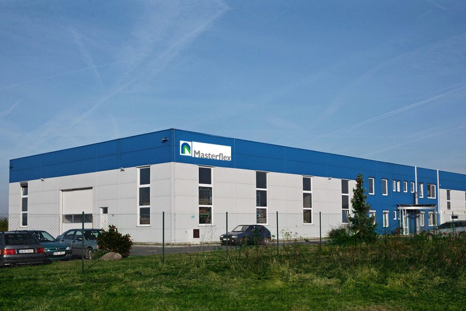 Masterflex Group, Masterflex Cesko: Abbildung des Teams vom Produktions- und Vertriebsstandorts Masterflex Cesko .r.o. in Tschechien in der Produktionshalle  