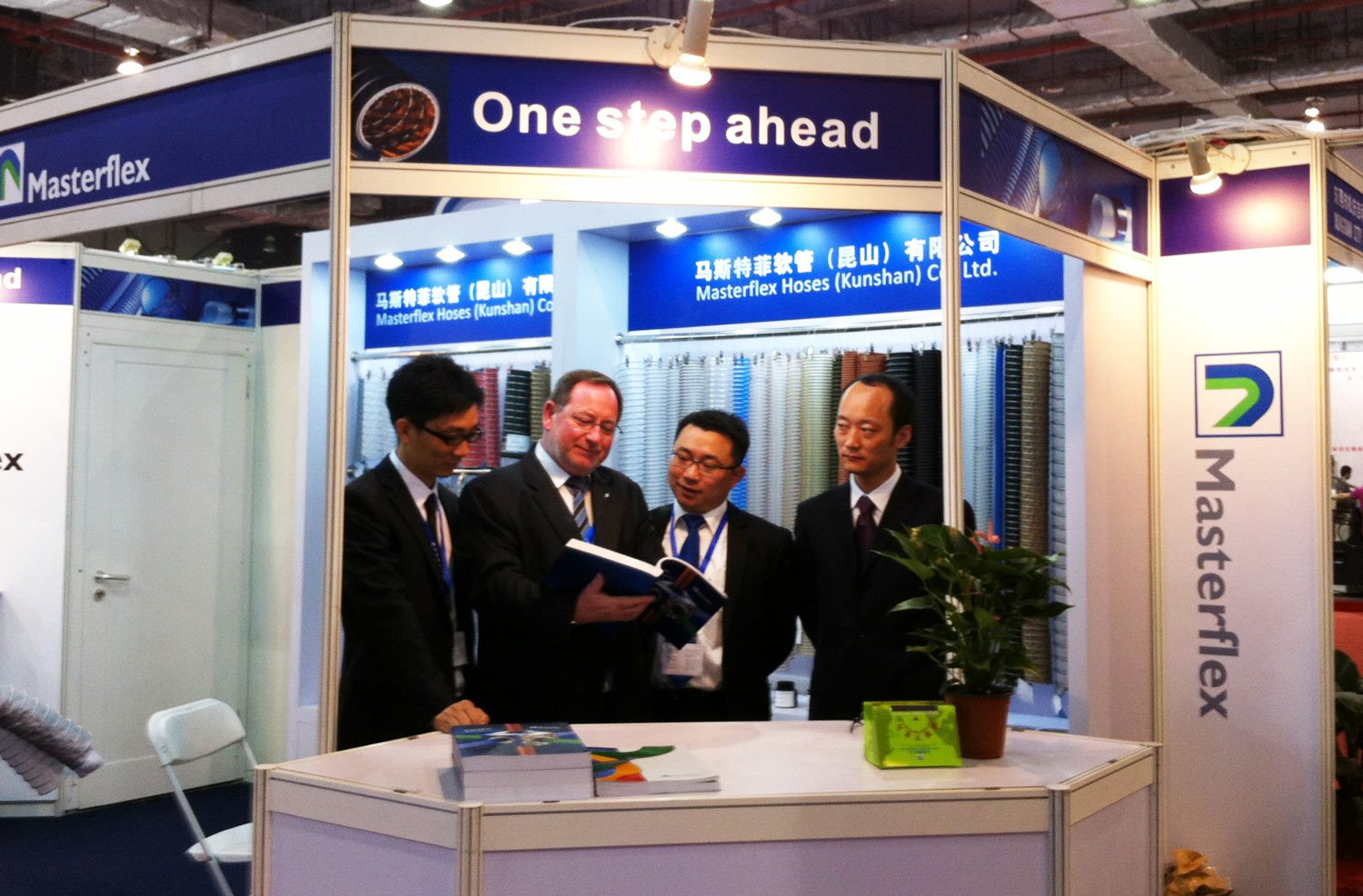 Masterflex Group, Masterflex Asia: Abbildung des Vertriebsteams aus Singapur und China am Messestand, welches successive aus- und aufgebaut wird um die Vertriebsregion Asien weiter auszubauen