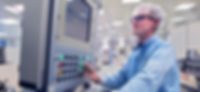 Novoplast Schlauchtechnik nimmt neue Reinräume in Betrieb Masterflex Group, Novoplast: Neue Produktionsanlage mit Bedienpanel im neu errichteten Reinraum von Novoplast in Halberstadt, mit einem Mitarbeiter aus dem Bereich Medizintechnik der die Maschine bedient
