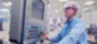 Novoplast Schlauchtechnik puts new clean rooms into operation Masterflex Group, Novoplast: Neue Produktionsanlage mit Bedienpanel im neu errichteten Reinraum von Novoplast in Halberstadt, mit einem Mitarbeiter aus dem Bereich Medizintechnik der die Maschine bedient