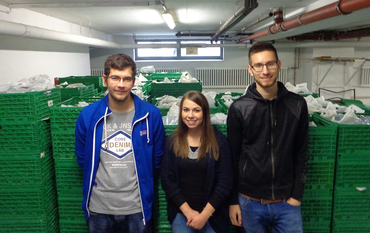 Masterflex Group, Masterflex: Azubis von Masterflex in den Räumlichkeiten der Gelsenkirchener Tafel, nachdem sie beim verpacken von Sachspenden für Weihnachtspräsente die Tafel im Rahmen der dauerhaften Kooperation unterstützt haben