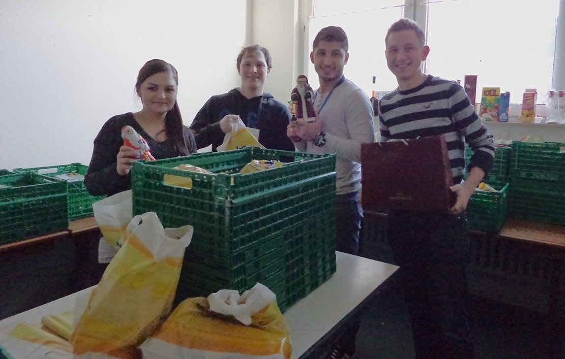 Masterflex Group, Masterflex: Azubis von Masterflex sowie Frau Christina Neubauer, Leiterin der Personalabteilung der Masterflex Group, in  den Räumlichkeiten der Gelsenkichener Tafel nach einer erneut erfolgreichen Weihnachtsaktion, bei der beim Verpacken von Spenden geholfen wurde  