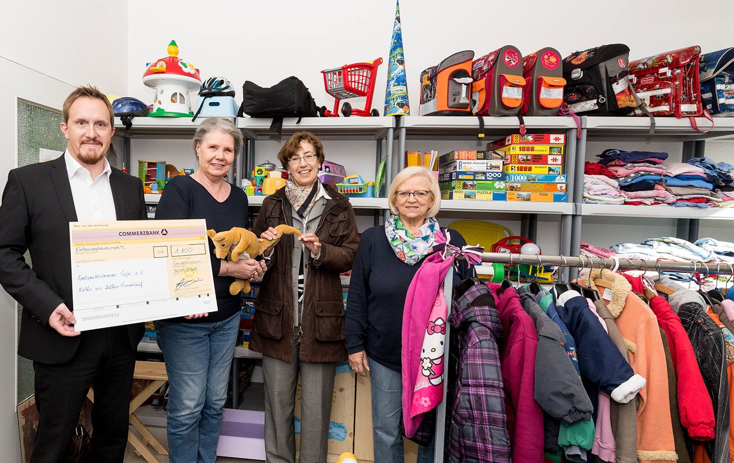 Masterflex Group, Masterflex: Symbolische Scheckübergabe in den Räumlichkeiten der  Gelsenkirchener Kindertafel, bei der Herr Anthony Quinn, Marketing Leiter Masterflex Group, die beim B2Run erlaufene Summe überreicht
