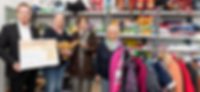 Spendenübergabe in der Gelsenkirchener Kindertafel Masterflex Group, Masterflex: Symbolische Scheckübergabe in den Räumlichkeiten der  Gelsenkirchener Kindertafel, bei der Herr Anthony Quinn, Marketing Leiter Masterflex Group, die beim B2Run erlaufene Summe überreicht