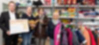 Donation handover at the Gelsenkirchen Children's Food Bank Masterflex Group, Masterflex: Symbolische Scheckübergabe in den Räumlichkeiten der  Gelsenkirchener Kindertafel, bei der Herr Anthony Quinn, Marketing Leiter Masterflex Group, die beim B2Run erlaufene Summe überreicht