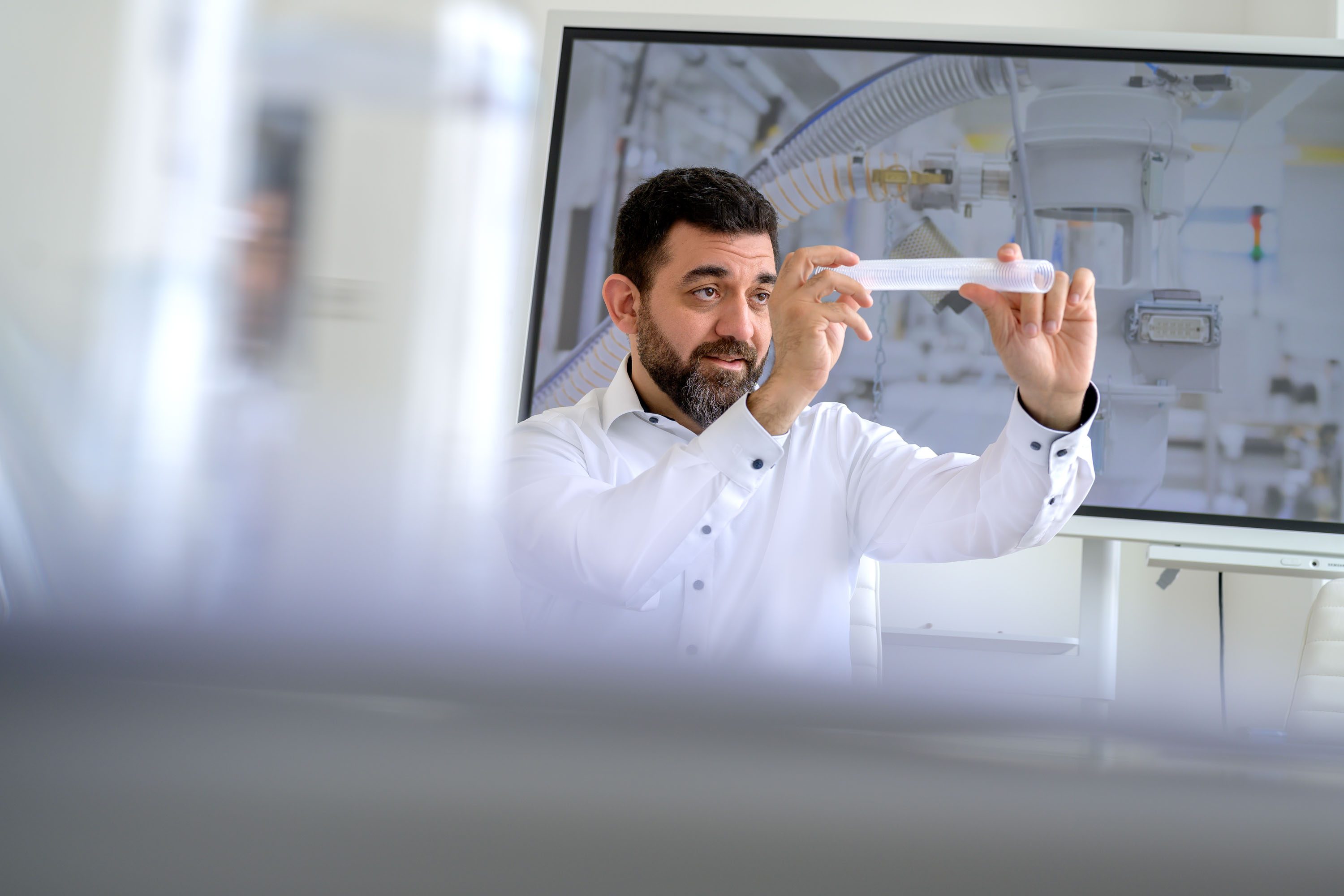 Ein Mann prüft ein Teil 