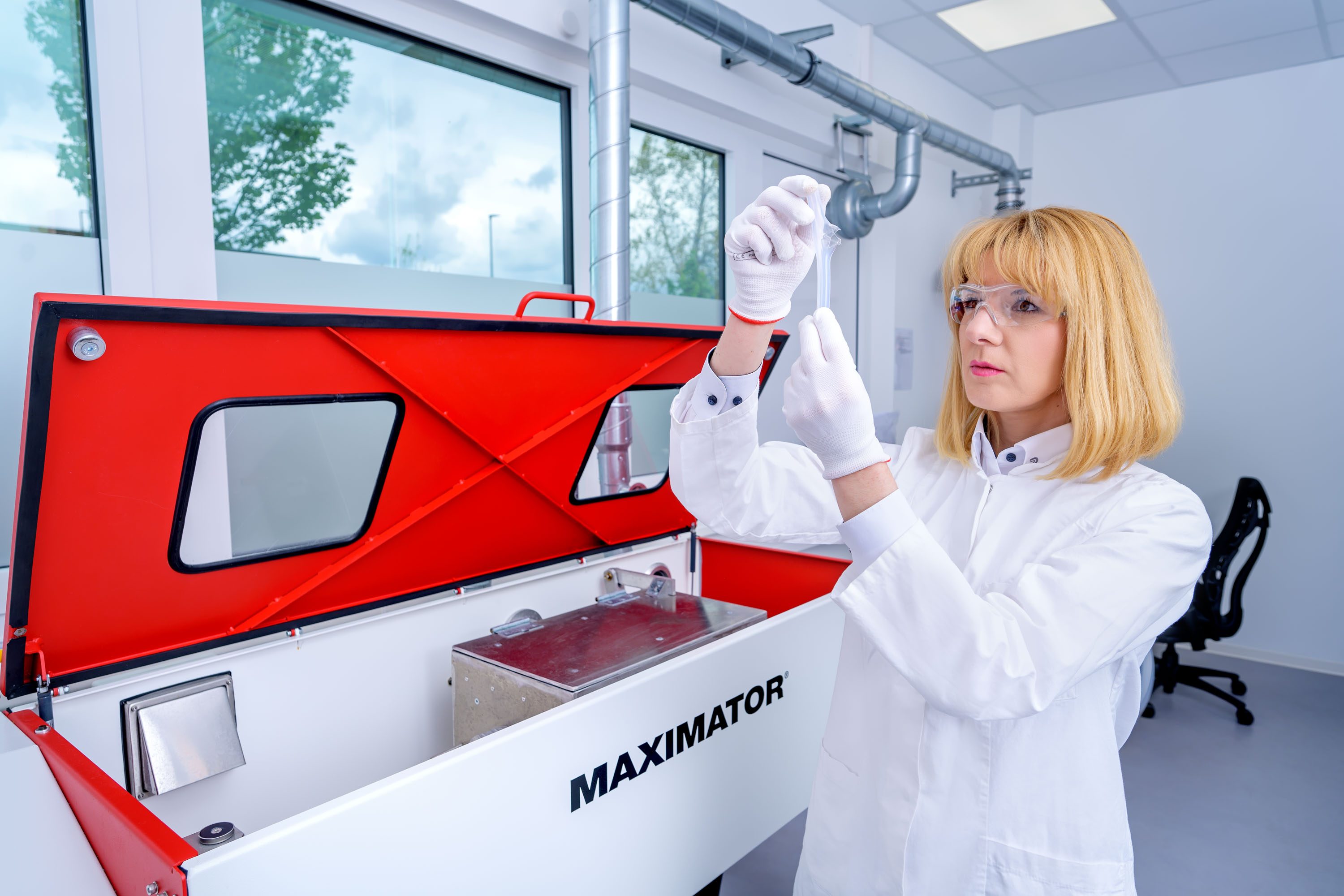 Eine Mtarbeiterin prüft ein APT-Produkt 