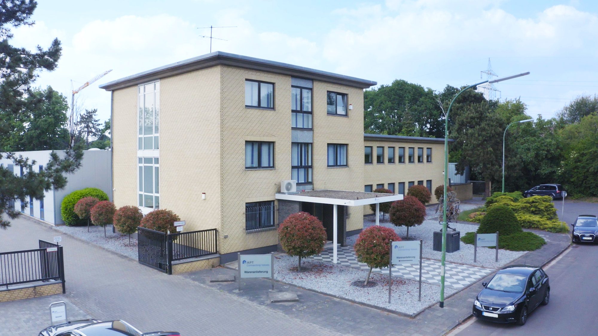 Das Firmengebäude der APT in Neuss mit einer Drohne von oben aufgenommen. 