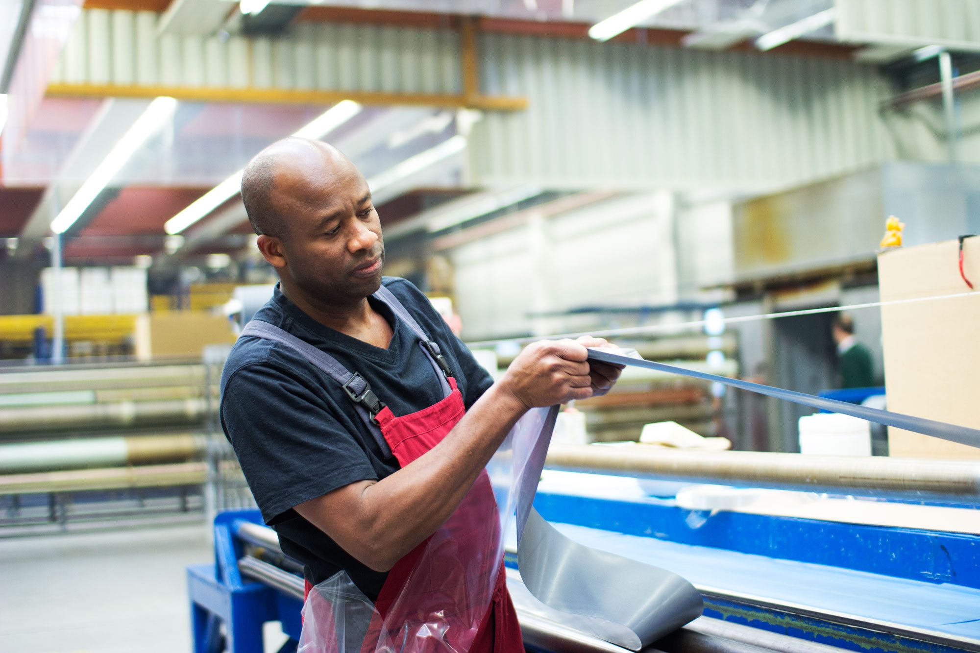 Ein Mitarbeiter der Matzen und Timm überprüft das Material zur Herstellung eines Produktes. 